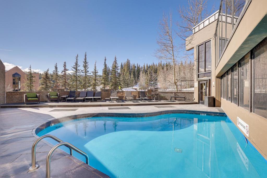 Peldbaseins naktsmītnē Ski-InandSki-Out Breckenridge Condo with Resort Perks! vai tās tuvumā