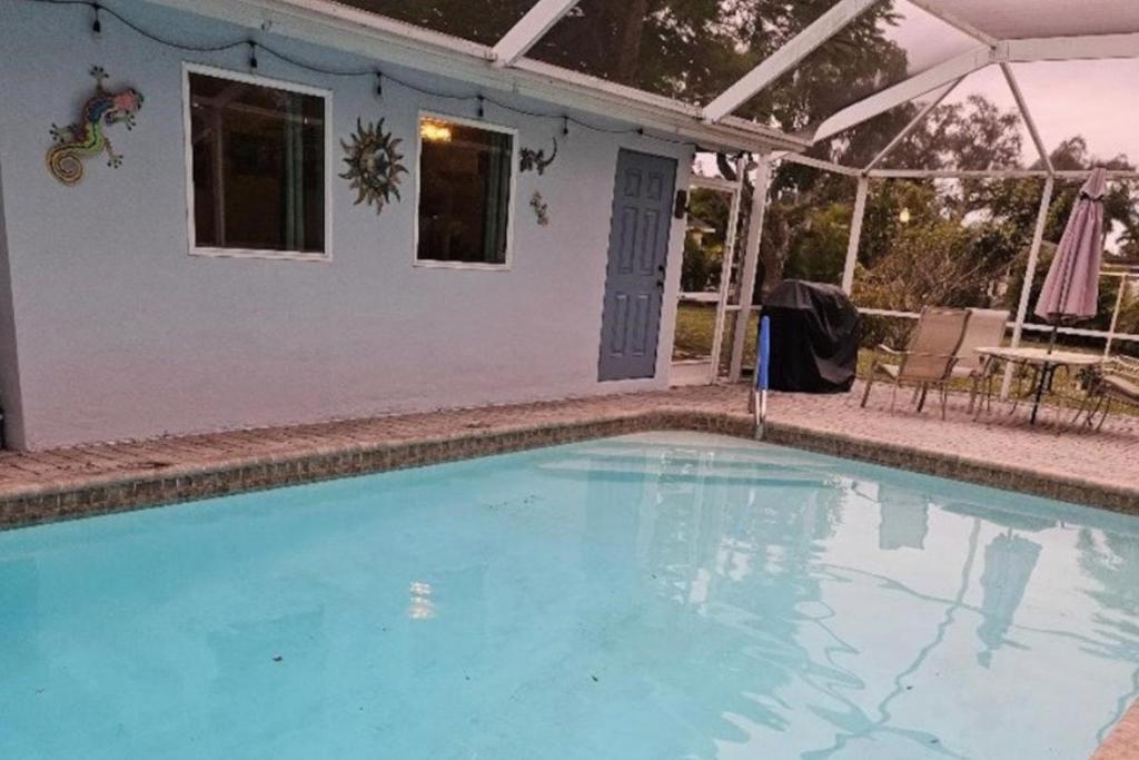 ein großer Pool vor einem Haus in der Unterkunft Gecko Getaway in Fort Myers