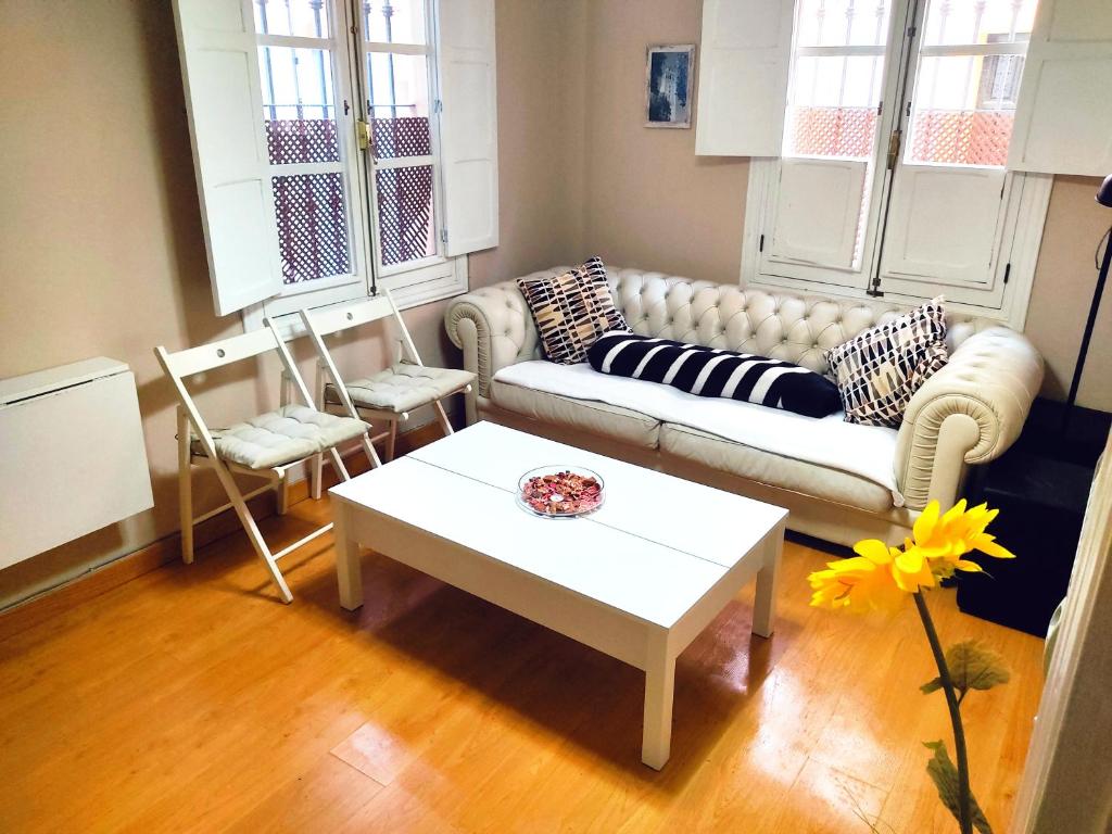 sala de estar con sofá y mesa de centro en Apartamento en el centro para 4 personas, en Sevilla