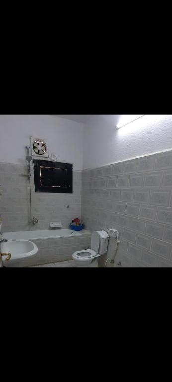 العنبرية4 في المدينة المنورة: حمام مع مرحاض ومغسلة