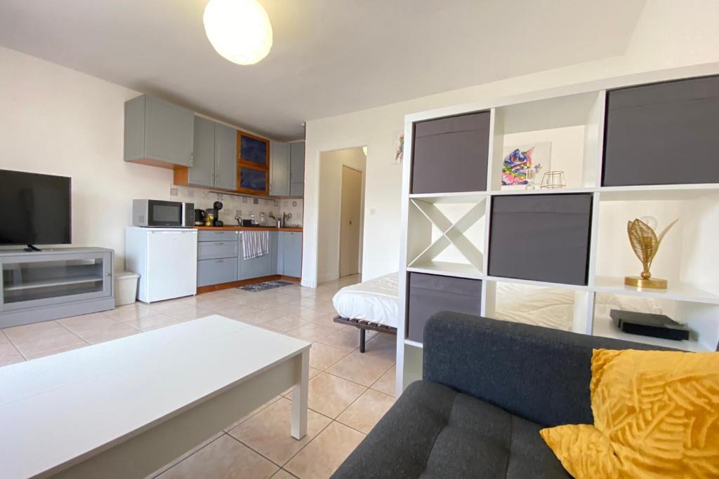 uma sala de estar com um sofá e uma cozinha em 06BQ Studio close to the beach em Roquebrune-Cap-Martin