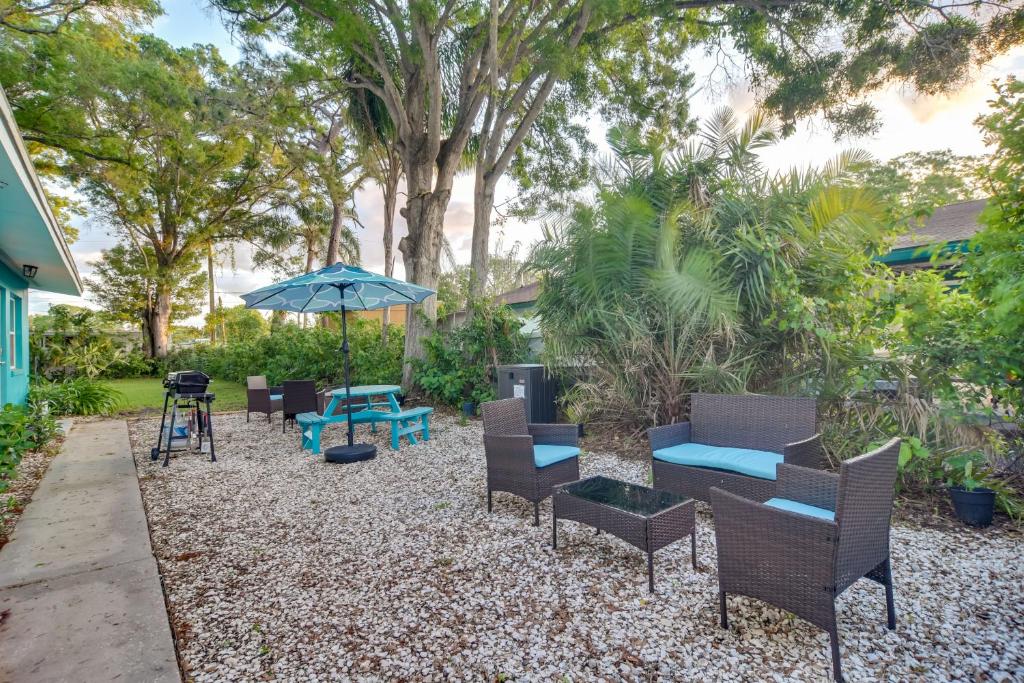 un patio con sillas, una sombrilla y una mesa en Largo Vacation Rental 5 Mi to Clearwater Beach! en Largo