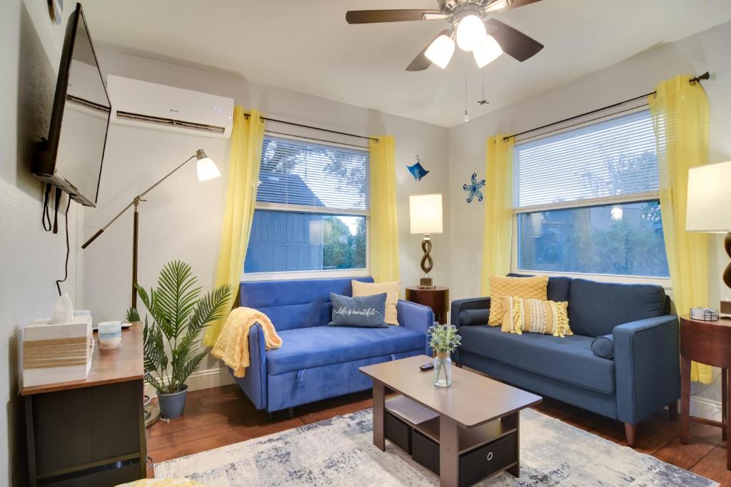 sala de estar con sofás azules y TV en Dog-Friendly Largo Apartment with Large Shared Yard! en Largo