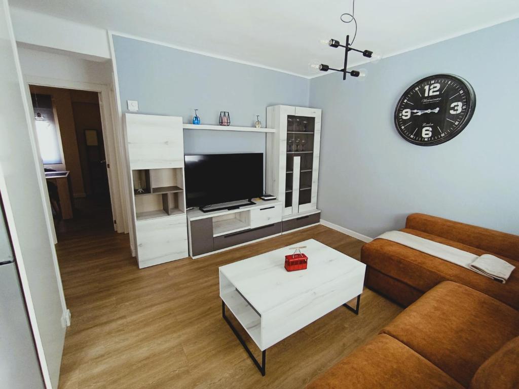 un soggiorno con divano e TV di Apartamento en Santander cercano al centro a Santander