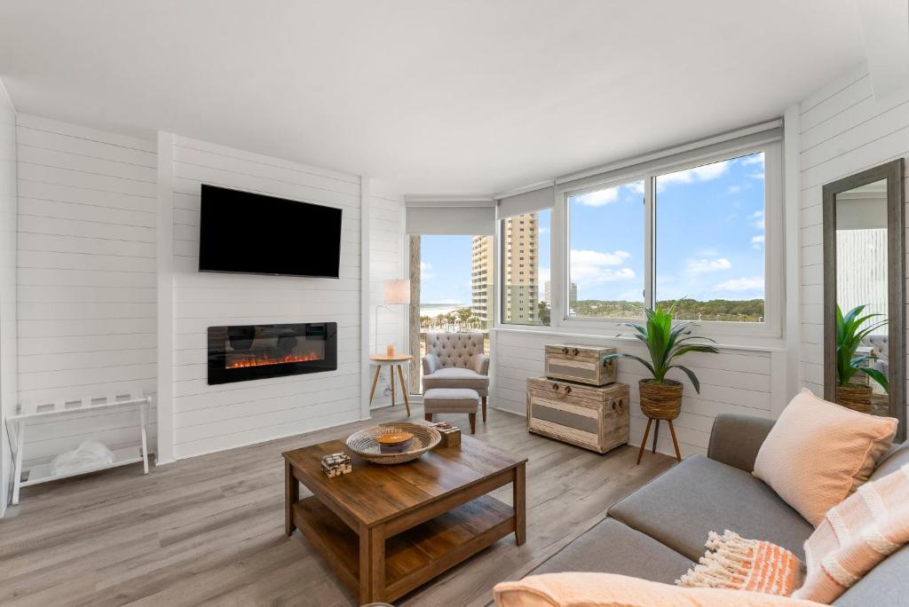 パナマ・シティ・ビーチにあるTop of the Gulf 622 Beach Front Resort Condo RENOVATED LIKE NEWのリビングルーム(ソファ、暖炉付)