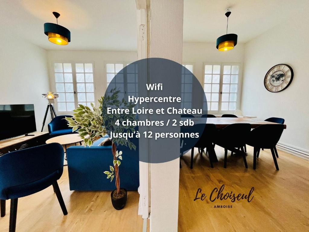 um quarto com uma sala de jantar com uma mesa e cadeiras em Le Choiseul - T5 entre Loire et Château Royal - Manoir de la Concorde em Amboise
