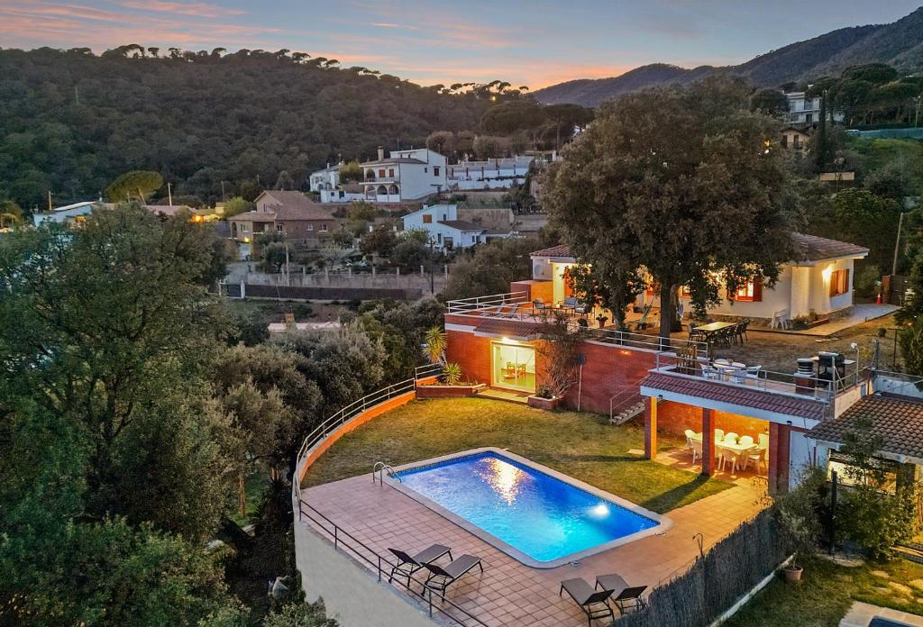 uma vista aérea de uma casa com piscina em Casa Roure-4BR-Piscina-BBQ-Vistas Mar-Ping-Pong em Sant Cebrià de Vallalta