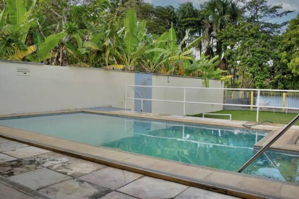 una piscina nel cortile di una casa di Casa Munzuá a Barreirinhas