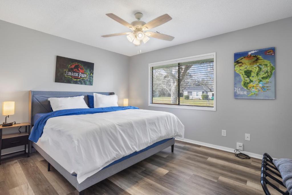 ein Schlafzimmer mit einem Bett und einem Deckenventilator in der Unterkunft KING BED Well-Located Cozy Townhouse Retreat in Gulfport