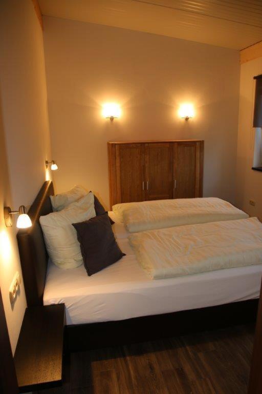 Postel nebo postele na pokoji v ubytování Kaiser´s Weinland Hotel