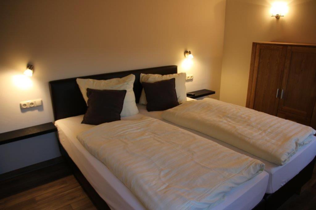 Postel nebo postele na pokoji v ubytování Kaiser´s Weinland Hotel