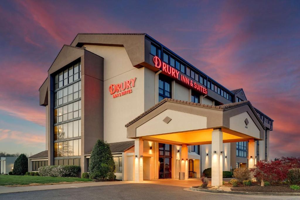 Drury Inn & Suites Paducah في بادوكا: مبنى عليه لافته