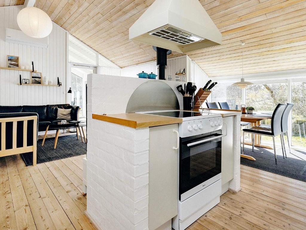 Kuchyň nebo kuchyňský kout v ubytování Holiday home Jerup XLVIII