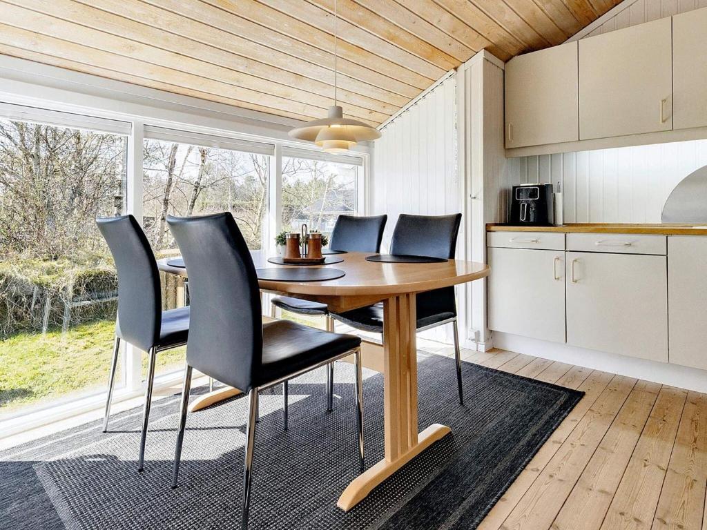 Kuchyň nebo kuchyňský kout v ubytování Holiday home Jerup XLVIII