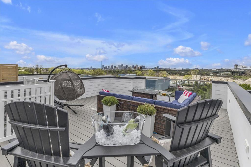 een patio met 2 stoelen en een tafel op een dak bij Dixieland Delight @ Skyline in Nashville