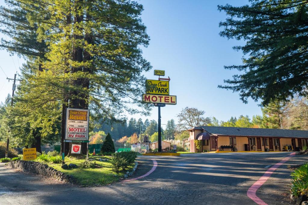 una señal de motel al lado de una carretera en Dean Creek Resort, en Redway