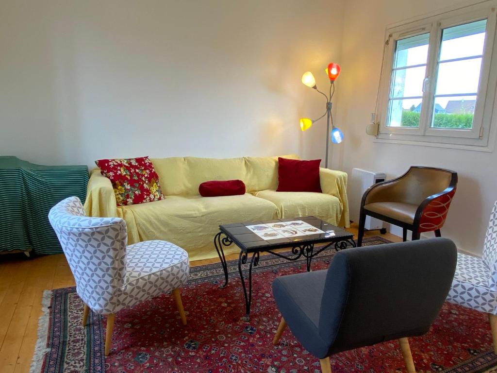sala de estar con sofá amarillo y sillas en Nouveau - La Maison du Chemin vert en Dieppe