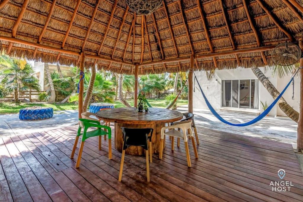 Patio nebo venkovní prostory v ubytování A Sublime Beach Getaway Perfect for a Family Gathering