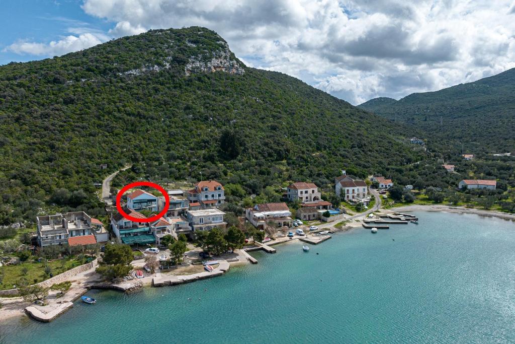 una vista aerea di un resort con cerchio rosso di Apartments by the sea Luka Dubrava, Peljesac - 14040 a Putniković