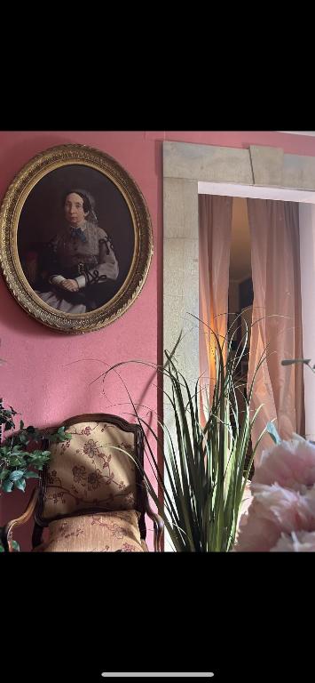 un miroir sur un mur rose avec une photo d'un homme dans l'établissement Art action room, 
