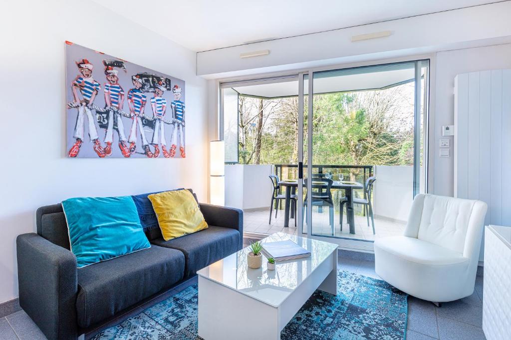 un salon avec un canapé et une table dans l'établissement Les pieds dans le sable de la Plage Benoît - T2, à La Baule