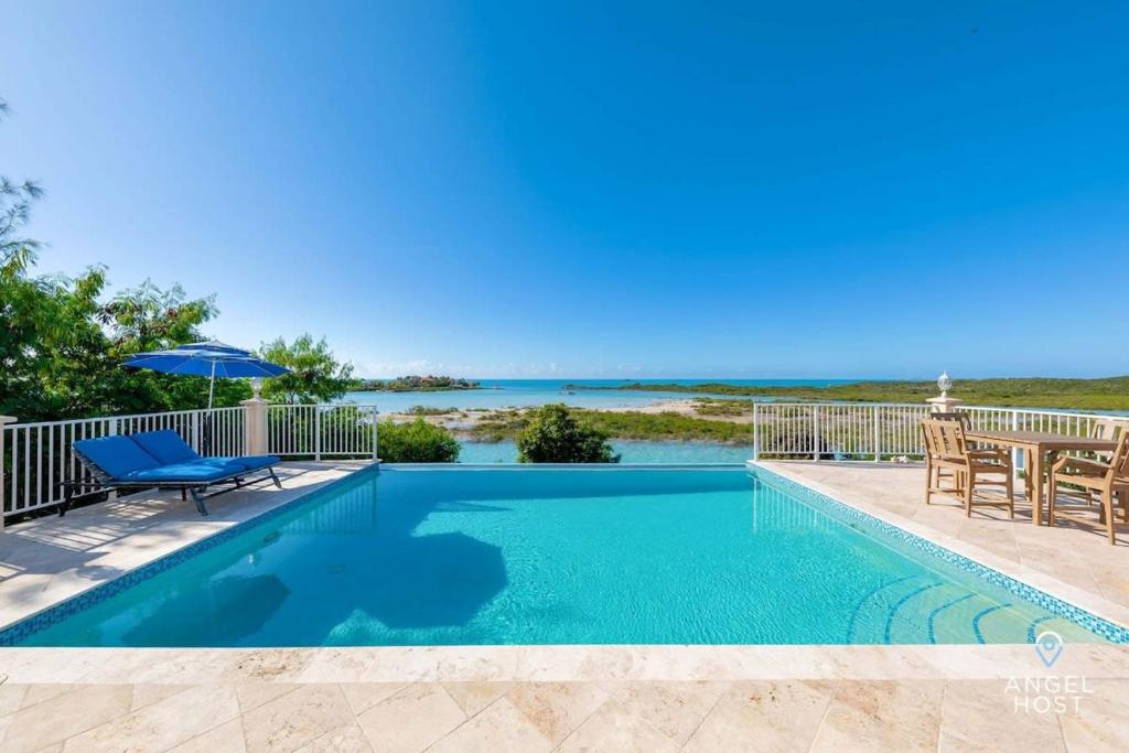 - une piscine avec vue sur l'eau dans l'établissement Breathtaking Chalk Sound Private Pool Sunset Villa, à Providenciales