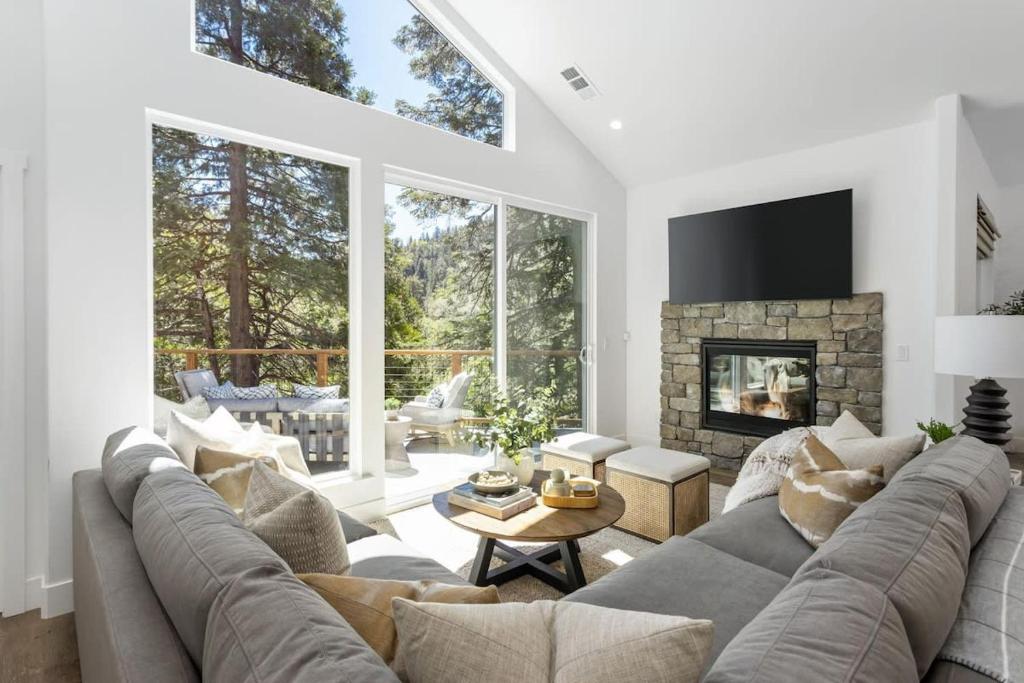 a living room with a couch and a fireplace at New Luxe Home 6BD 5BA Great and Bonus Rooms 2 Decks AC Dogs eBikes in Lake Arrowhead