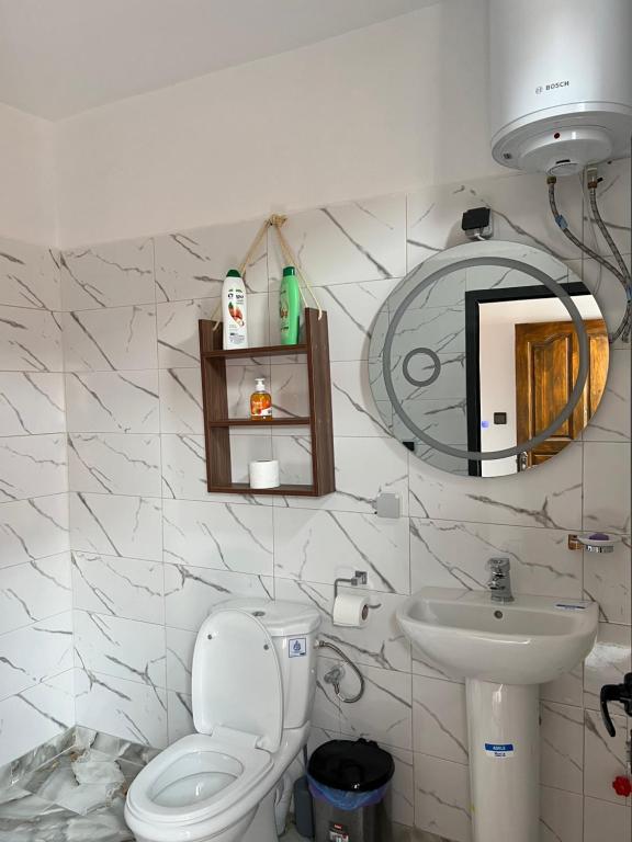 艾本哈杜的住宿－科薩萬年青本哈杜賓館，一间带卫生间和水槽的浴室