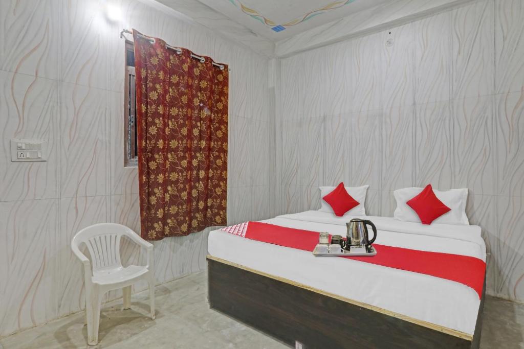 מיטה או מיטות בחדר ב-Flagship Sana Guest House Near Chaudhary Charan Singh International Airport