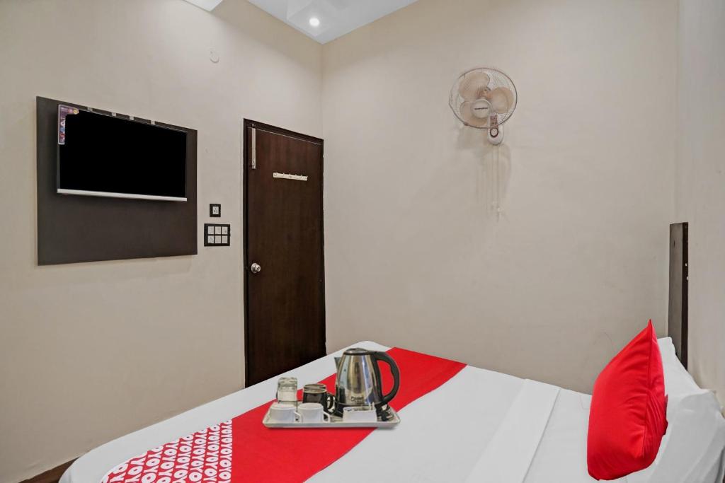 a room with a bed with a blender on it at OYO Flagship Kwins Residency in Ghaziabad