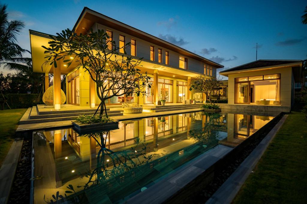 Bazén v ubytování Deluxe Beachside Resort Danang nebo v jeho okolí