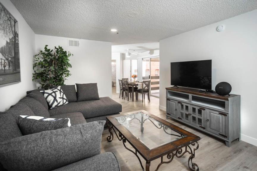 Los Angeles LA LIVE New 2BR, 2 Bath Unit with Cozy Living Space, Los