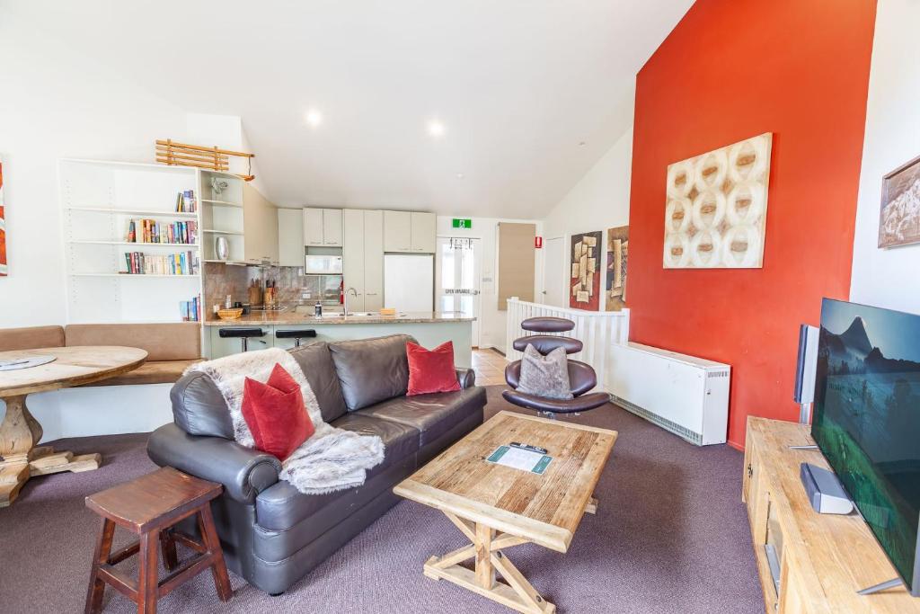 スレッドボにあるLhotsky 2のソファとテーブルのあるリビングルーム