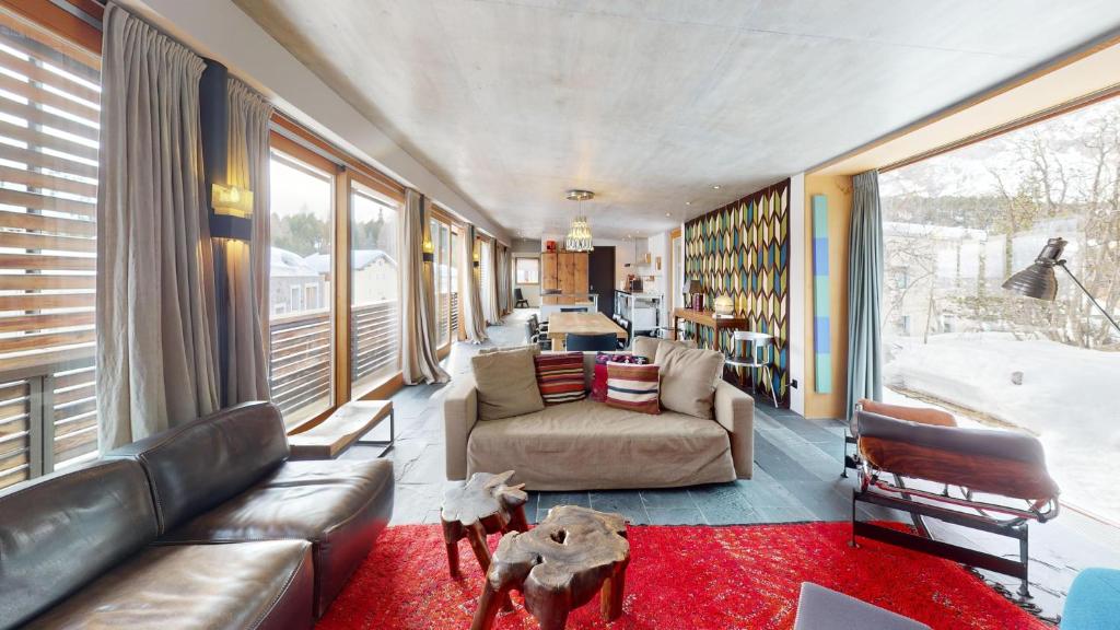 a living room with a couch and two dogs in it at Abitaziun Maira - Maloja in Maloja