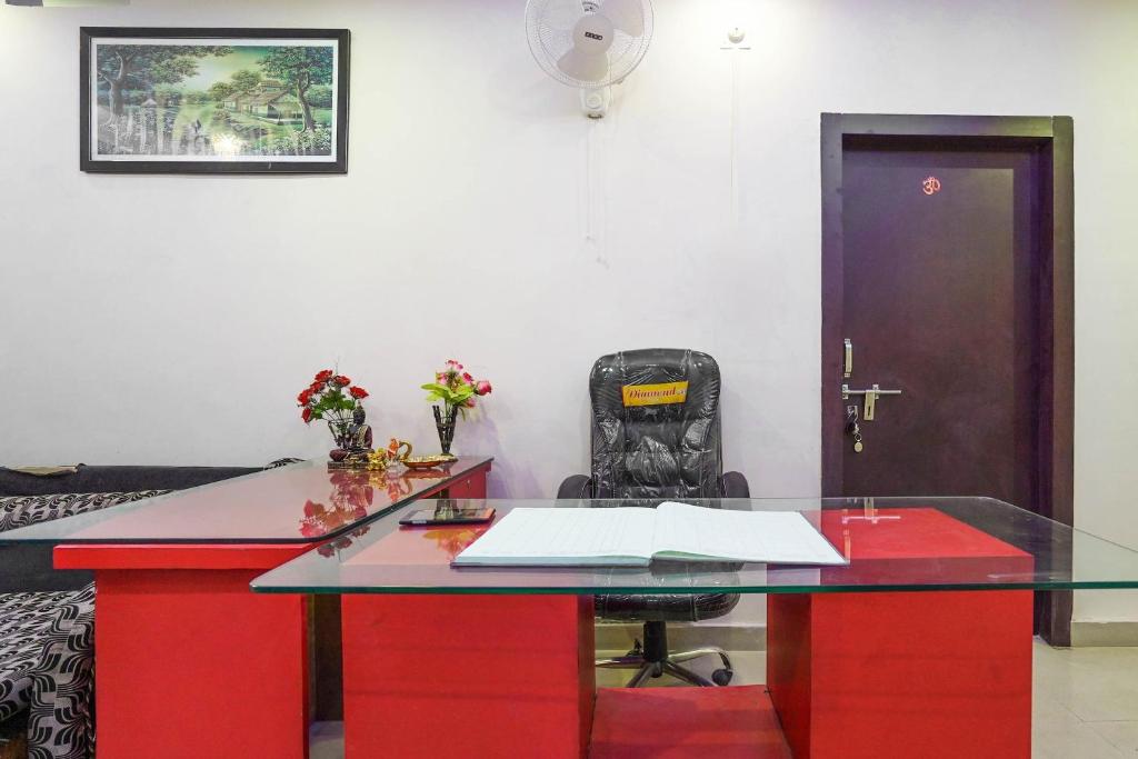 una oficina con un escritorio rojo y una silla roja en Flagship Aashirwad Guest House en Ranchi