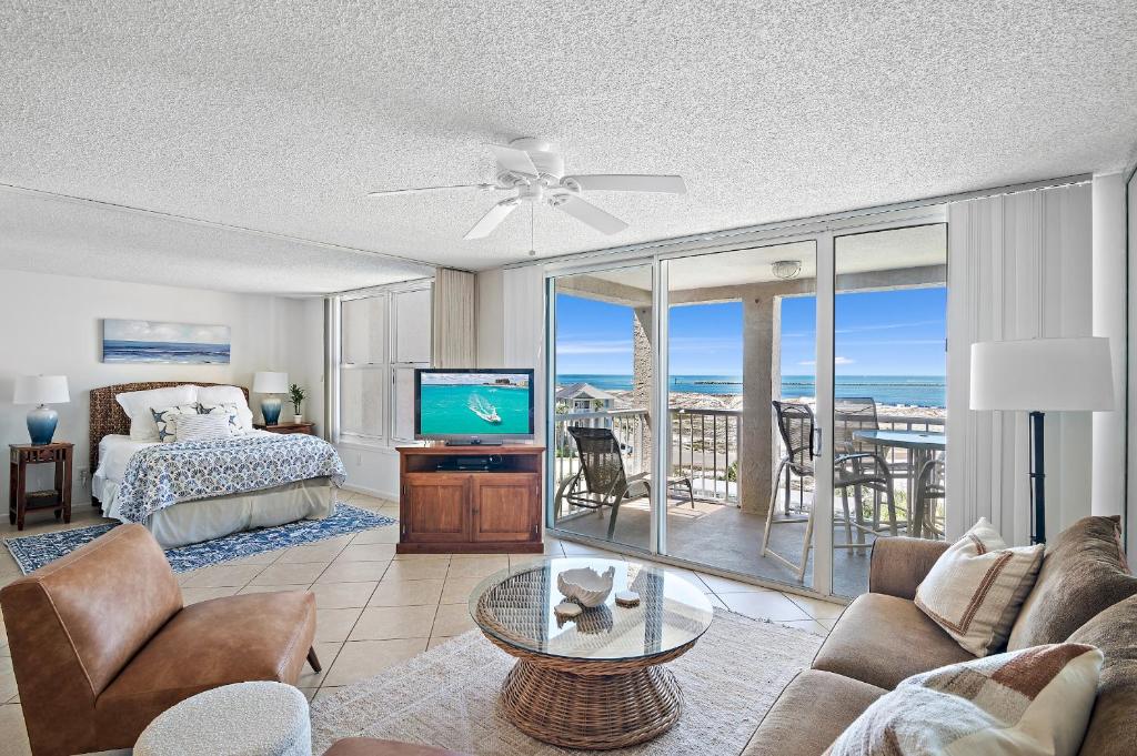 - une chambre avec un salon doté d'un lit et d'une télévision dans l'établissement Magnolia House 509 At Destin Pointe Resort, à Destin