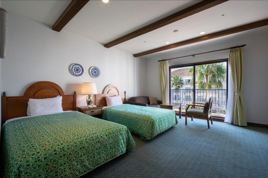 um quarto de hotel com duas camas e uma grande janela em Hotel Shima Spain Mura em Shima