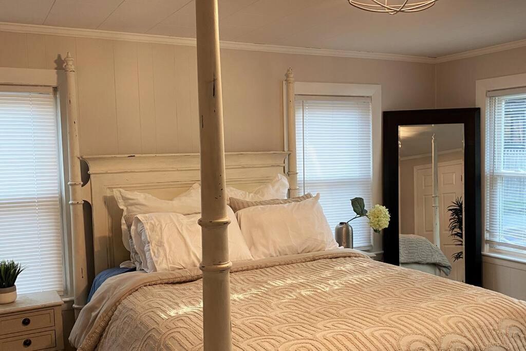 - une chambre avec un grand lit à baldaquin dans l'établissement Lake Attitash Waterfront w/ private dock, à Amesbury