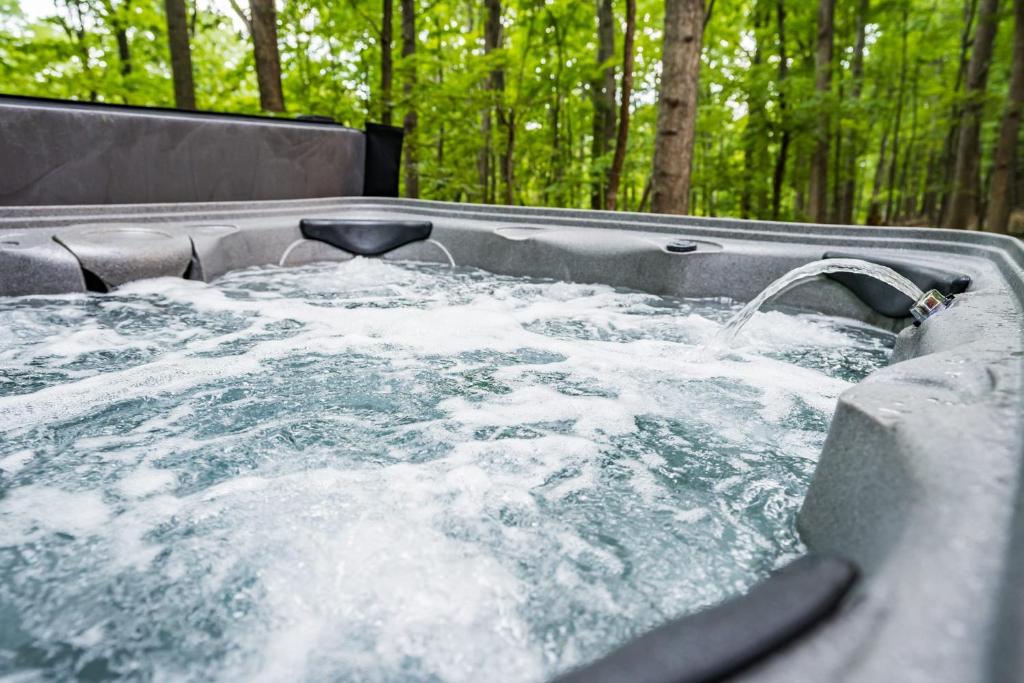 Mountaintop Views, Hot Tub, Deck, Fire Pit & WiFi - Chalet