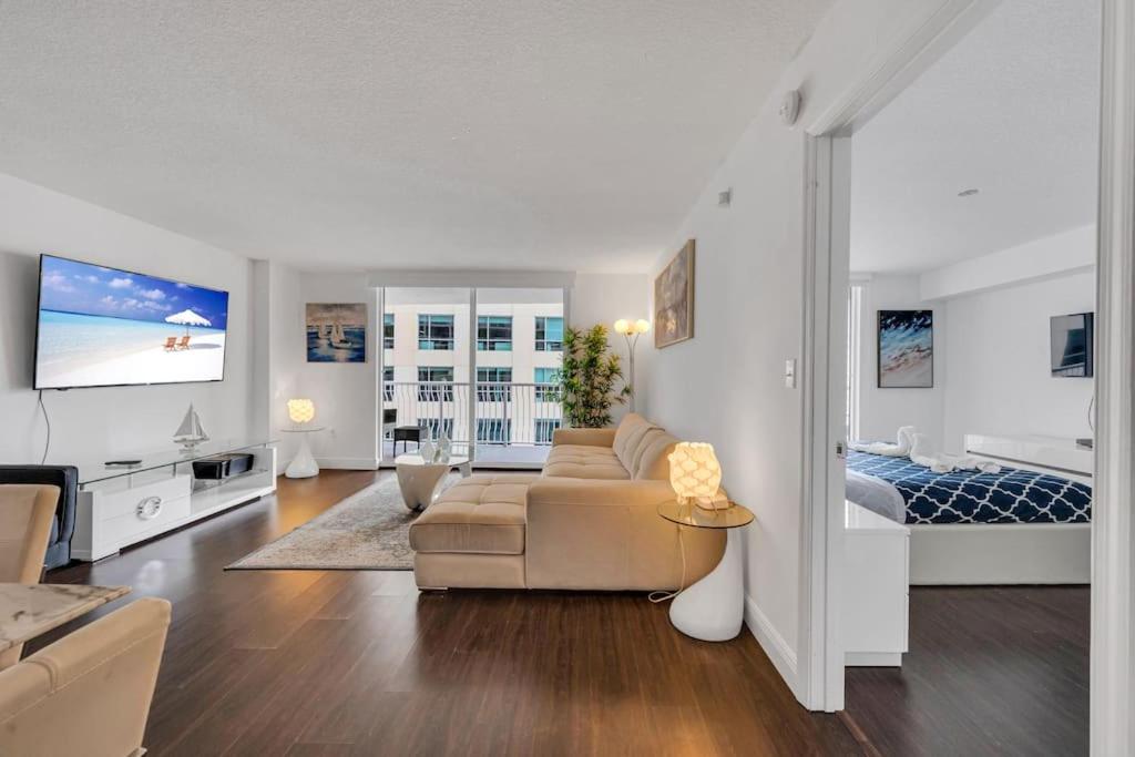 een woonkamer met een bank en een bed bij Dazzling 1 BED 1 BTH • Brickell • Bay & City View in Miami