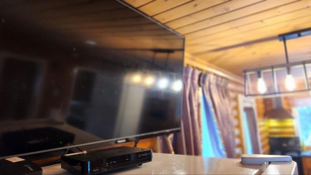 TV a/nebo společenská místnost v ubytování Mt. Revelstoke Alpine Chalets