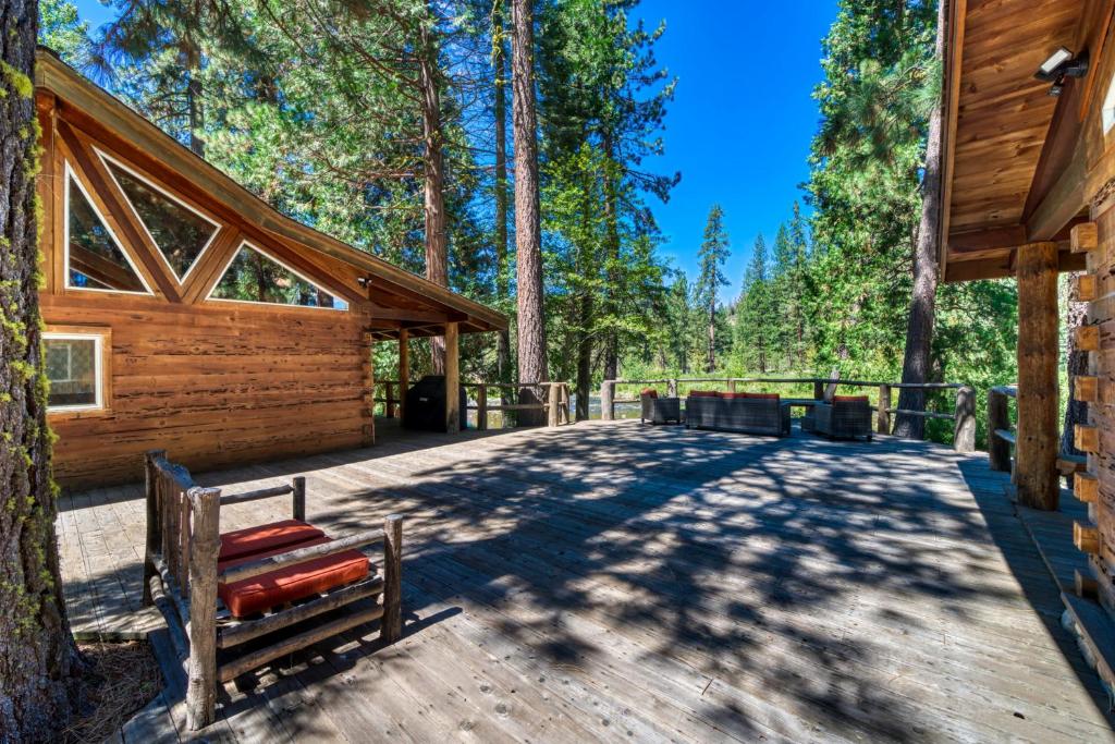 une cabine avec un banc sur une terrasse en bois dans l'établissement 5 Cabins | The Lost Sierra Ranch, à Graeagle