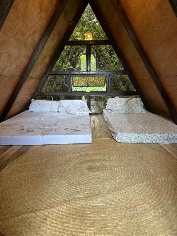 Postel nebo postele na pokoji v ubytování Elnora's Farm