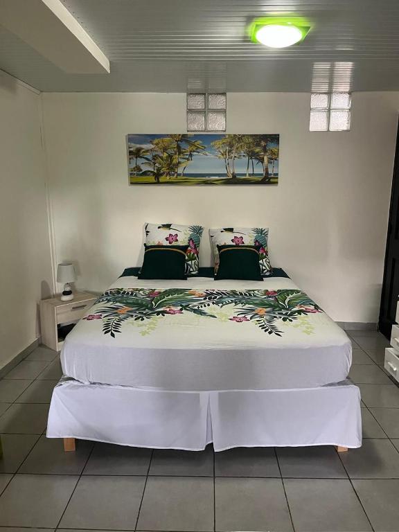 Postel nebo postele na pokoji v ubytování Agréable appartement en rez-de-jardin à 450m de la mer