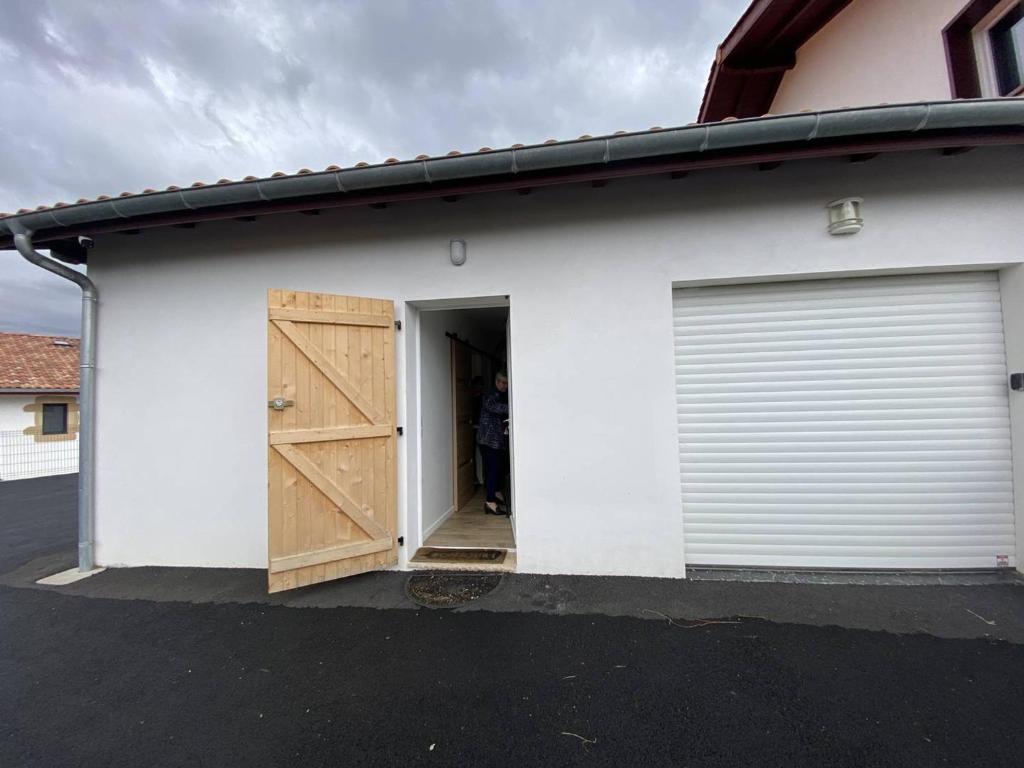 eine Garage mit einer Tür und einem Garagentoröffner in der Unterkunft Appartement Itxassou, 2 pièces, 3 personnes - FR-1-495-136 in Itxassou