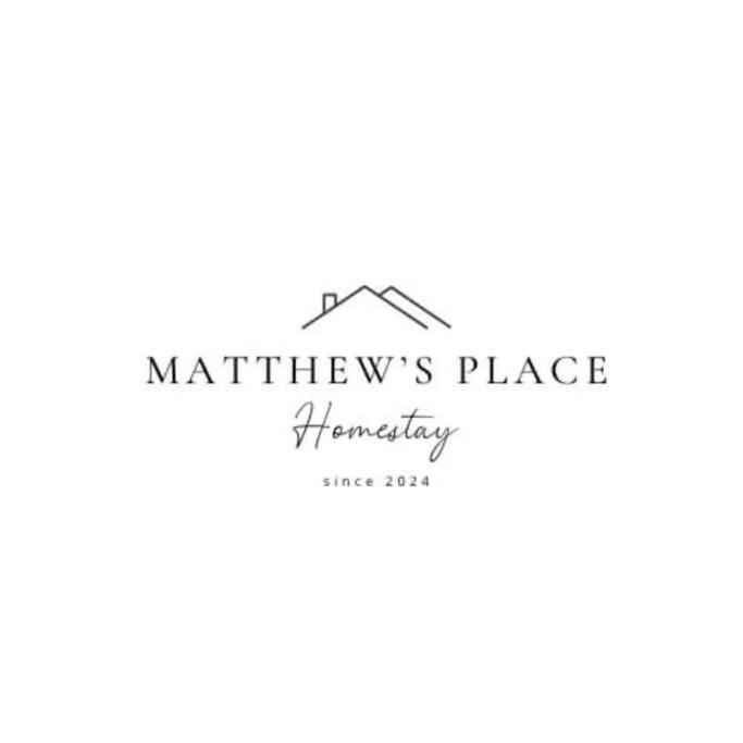 Matthew's Place Baguio city في باغيو: شعار متجر للخردوات