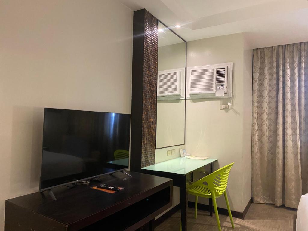Circle Inn Hotel and Suites Bacolod photo
