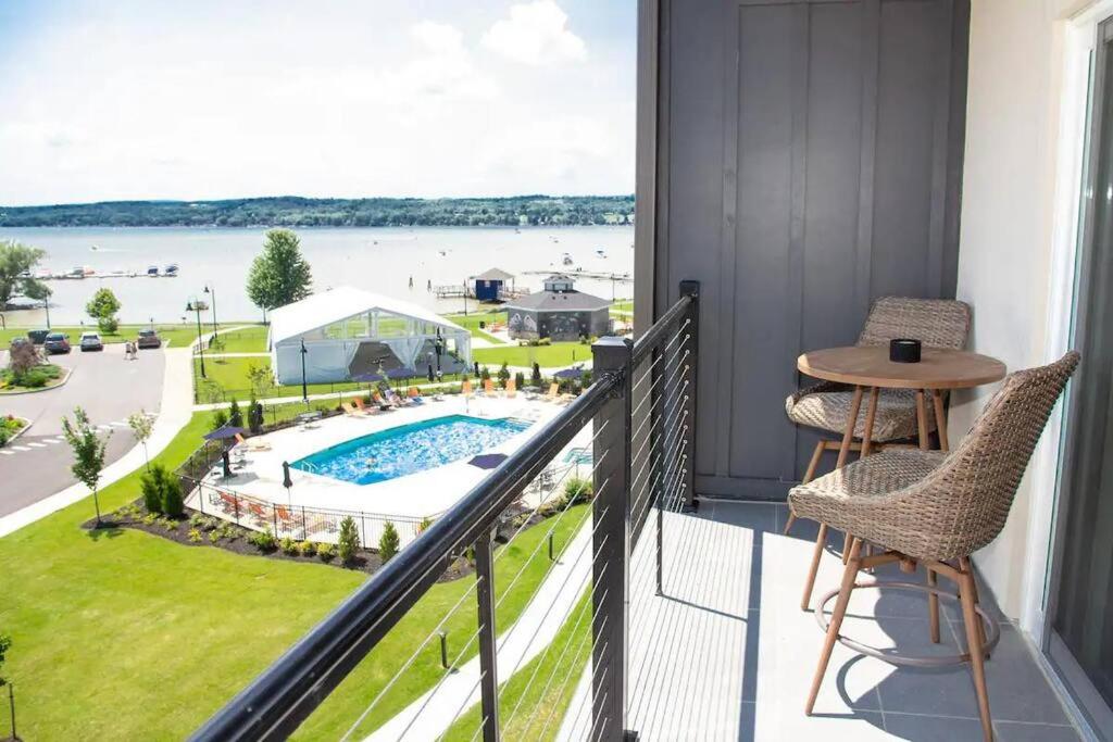 einen Balkon mit Poolblick in der Unterkunft NEW Lakeview Condo with Hot Tub and Pool in Canandaigua