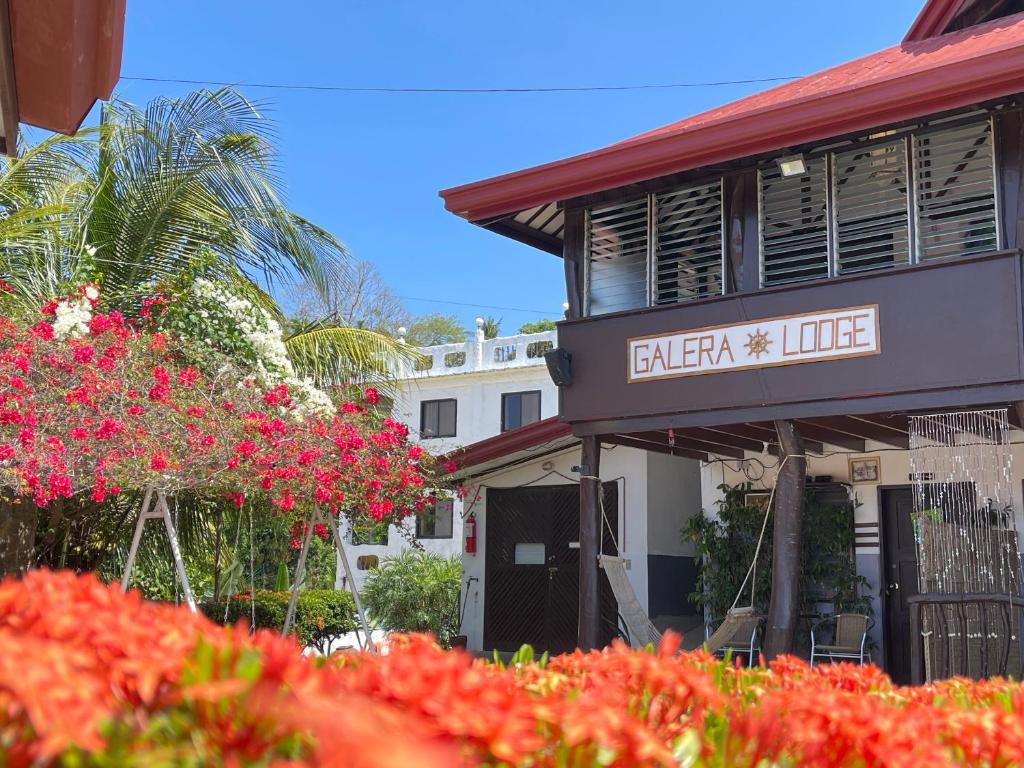 un bâtiment avec un panneau indiquant la lupe d'elgar dans l'établissement Galera Lodge, à Puerto Galera