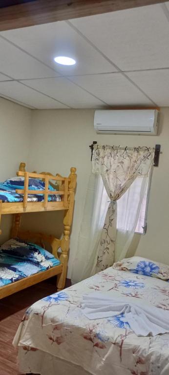 - une chambre avec 2 lits superposés et une fenêtre dans l'établissement Casa Villa Flores, à San Martín Zapotitlán